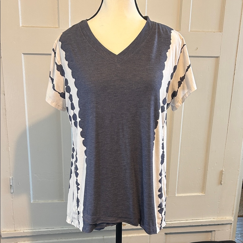 Chic V-Neck Gray and White Women's Tee